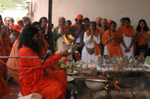 2007-17_swamiji with aarti lamp