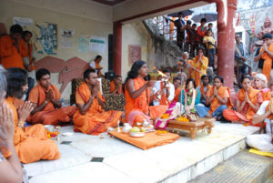 2008_20_swamiji with aarti lamp& group on steps