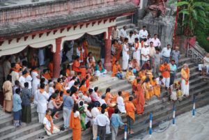 2008_22_swamiji on temple steps with aarti lamp