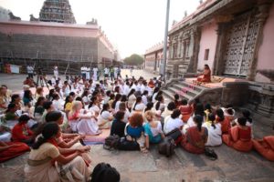 2012_26_With Inner Awakening participants near the Samadhi of His Guru, Arunagiri Yogishwara at Arunachaleshwara Temple, Tiruvannamalai – October 12, 2012