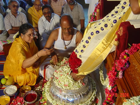 21 - The President of the Sri Sathya Sai Trust and his wife, offer Paada Puja (the traditional worship of sacred feet of the Avatar) to Paramahamsa Sri Nithyananda on